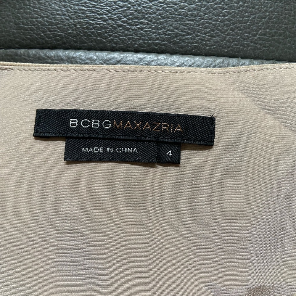 BCBG MAXAZRIA skirt size 4 
Used in good condition 
See pictures for details - Picture 5 of 10